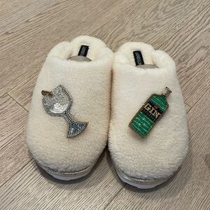 Cozy Closed Toe Slippers With Original Gin and Cocktail Brooches - Cream